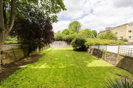 one bedroom property in gated conversion with communal garden - Photo 4