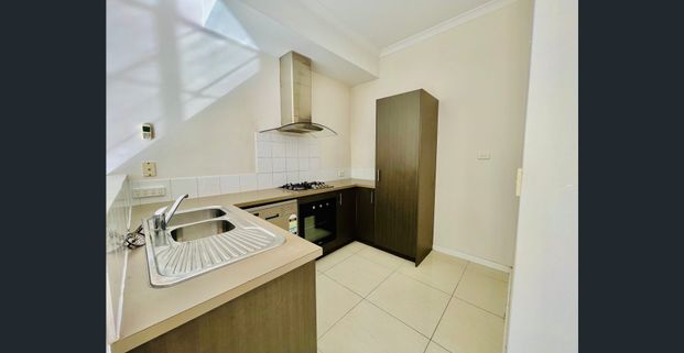 Private & Spacious Living – Walk to the Vic Park Café Strip! - Photo 1