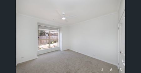 Bright, Spacious & Perfectly Positioned - Photo 5