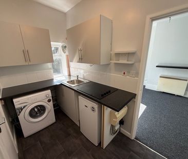 Studio Flat, Lawn Road, SO17 - Photo 4