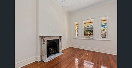 CHARMING DOUBLE FRONTED HOME - Photo 2