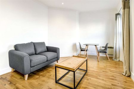 A good size, one bedroom flat ideally located on Wandsworth Road. - Photo 3