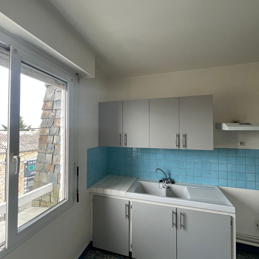 Une entrée avec placard, WC, une cuisine, salon-salle à manger, une chambre, une salle de bains cave - Photo 1