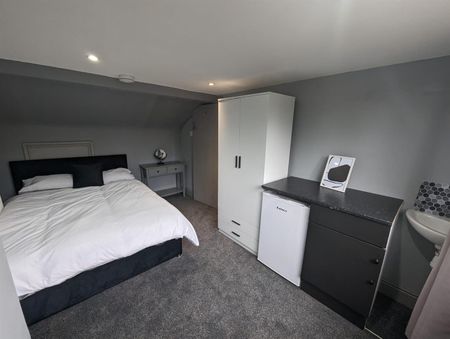 1 Beds - Property - - Photo 2
