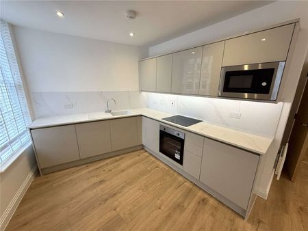 A newly converted 2 bedroom apartment to rent at Market Place in the heart of Reading's town centre. Having been superbly converted, offering a very high standard of presentation throughout. - Photo 4