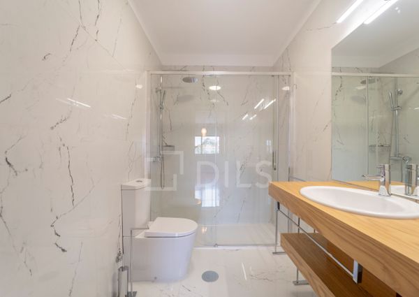 Apartamento T2 renovado para arrendar na Rua São João Bosco