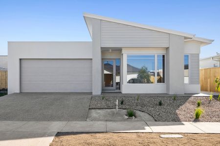 Five Bedroom, Two Living Family Home - Photo 4