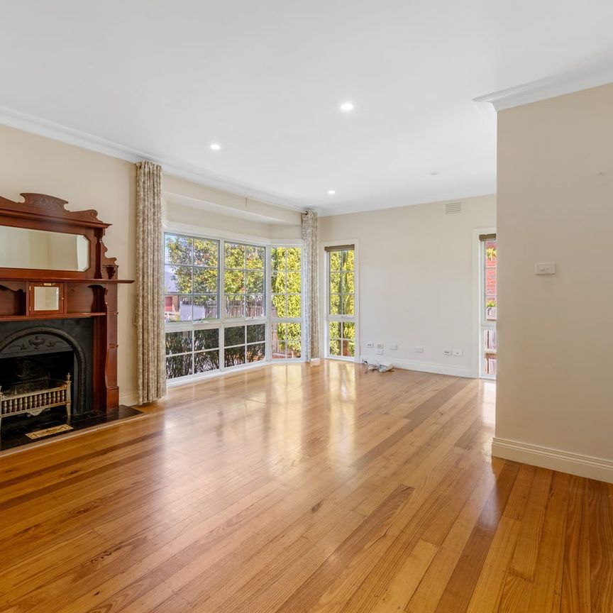 Spacious 5-Bedroom Family Home in Prime Box Hill North Location - Photo 1