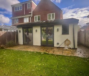 3 bedroom semi-detached house to rent - Photo 6