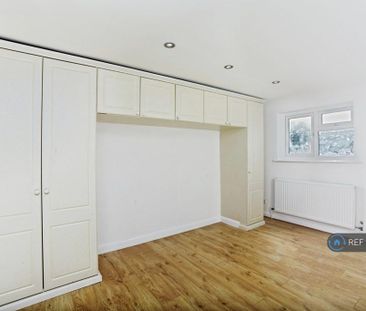 4 bedroom semi-detached house to rent - Photo 5