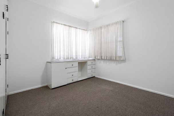 NEAT & TIDY, THREE BEDROOM HOUSE, IN CENTRAL LOCATION - WATER USAGE INCLUDED - Photo 1