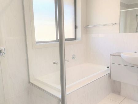 Three Bedroom Family Home - Photo 3