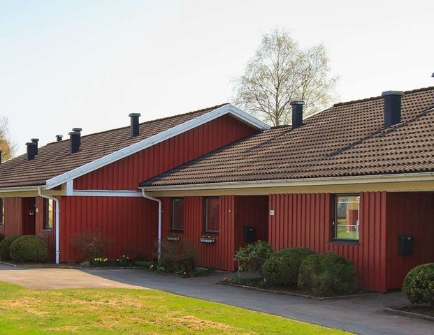 Nu finns möjlighet att hyra en nyrenoverad och trivsam 2 rum och kök på Stationsvägen 10F. Lägenheten är belägen på bottenvåningen. Bostaden är nyligen renoverad med fräscha ytskikt och modern standard. Det stilrena köket är utrustat med diskmaskin och induktionshäll. För extra komfort finns även egen tvättmaskin och torktumlare i lägenheten. Kallhyra. - Foto 1