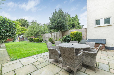 1 bedroom in a house share to rent - Photo 2