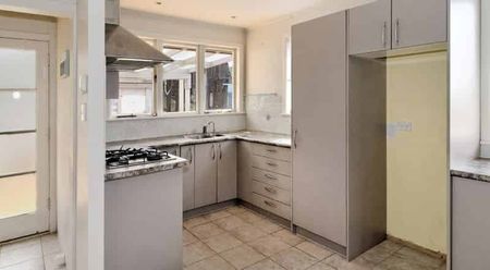 Sunny 3 - Bedroom Family Home (Upstairs Only) - Great Condtion - Photo 5