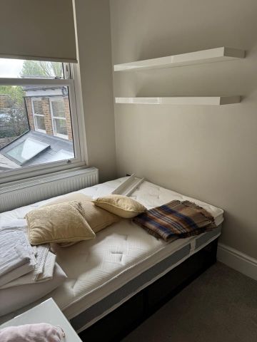 2 Bed Flat, Stronsa Road, W12 - Photo 4