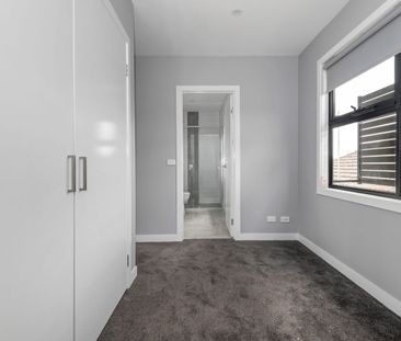 MODERN & SPACIOUS TOWNHOUSE - Photo 2