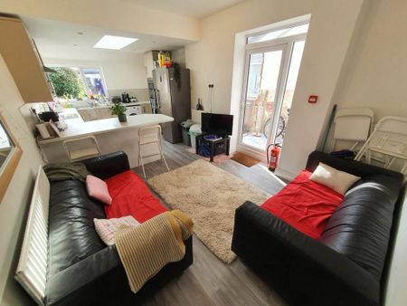 5 bedroom house to rent - Photo 2