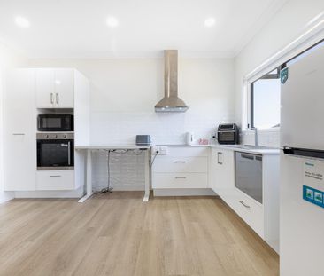 For Lease: Stunning Family Home in Beaconsfield - Photo 4