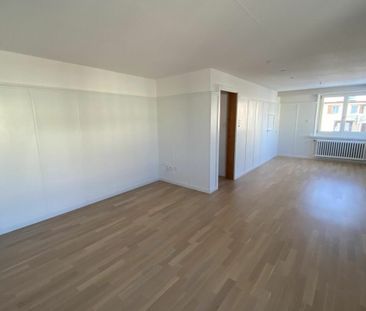 Stilvolle 3.5 Zimmerwohnung mit grosser Terrasse und En-Suite Bad - Photo 2