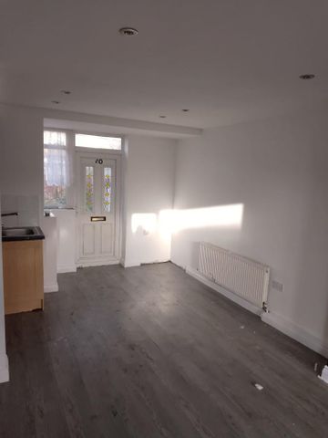 2 bedroom semi-detached house to rent - Photo 2