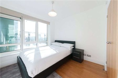 A very good furnished 7th floor with lift apartment with far reaching views across London. - Photo 2