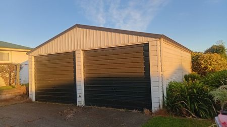 Under renovation- 3 bedroom- Garaging plus!! - Photo 3