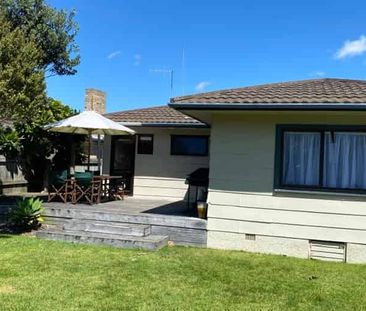 Perfect for families or professionals seeking a comfortable and sty... - Photo 4