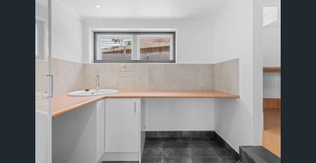 Spacious Family Home in Prestigious Balmoral Location - Photo 5