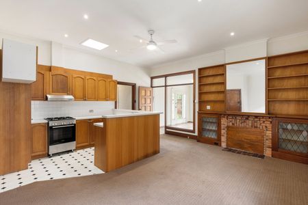 SPACIOUS, PERIOD-STYLE THREE BEDROOM FAMILY HOME WITH LARGE GARDEN. - Photo 3