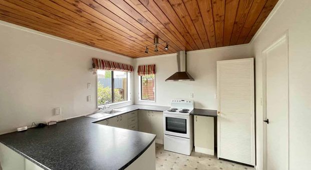 2 bedroom delight with single garage! - Photo 1