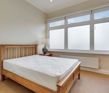 3 bedroom flat to rent - Photo 4