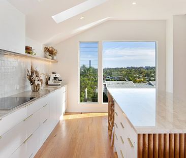 STUNNING QUEENSLANDER WITH CBD VIEWS AND REFINED INTERIOR - Photo 4