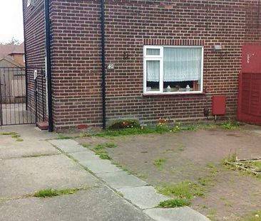 3 bedroom semi-detached house to rent - Photo 2