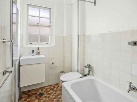 DEPOSIT TAKEN - Elegant One Bedroom Boutique Apartment - Photo 5