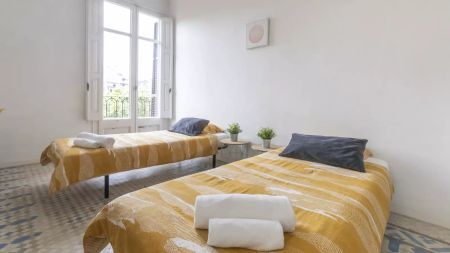 Spacious room in 9-bedroom apartment in L'Eixample - Photo 4
