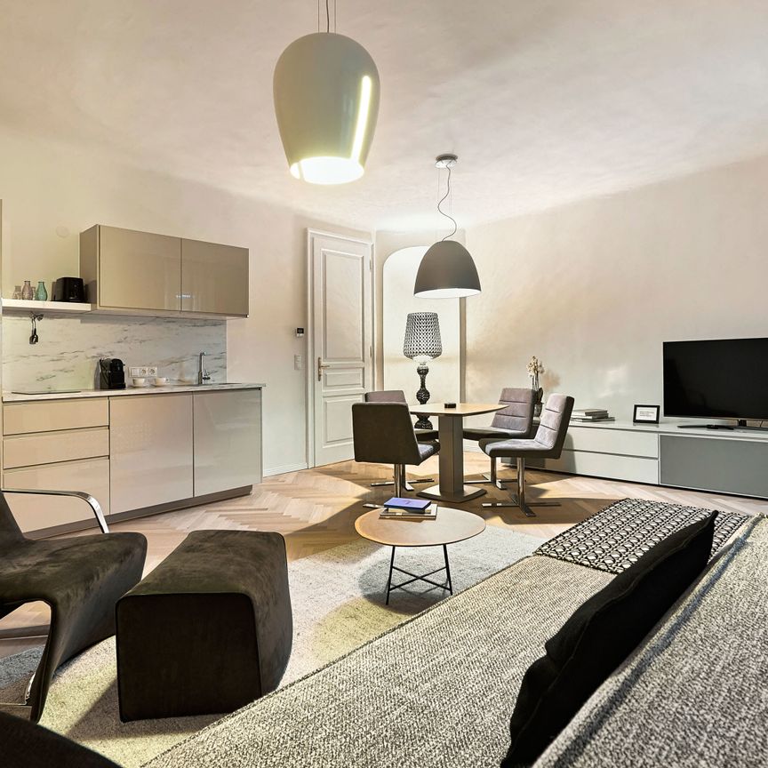Biedermeierwohnung mit Balkon! Stylisch möbliertes 2-Zimmer-Apartment in Fußgängerzone! - Photo 1