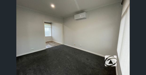 COSY 1 BEDROOM UNIT CLOSE TO SHOPS AND TRANSPORT - Photo 1