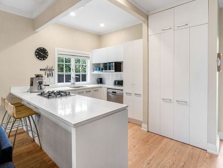 Modern Character - Photo 4