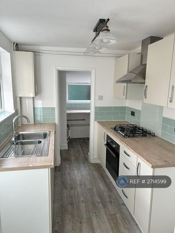 2 bedroom semi-detached house to rent - Photo 2