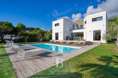 LOCATION SAISONNIÈRE - LES ISSAMBRES - VILLA MODERNE APERÇU MER - 5 CHAMBRES - Photo 5