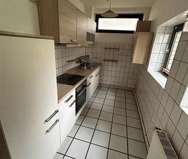 Charmante 2,5-Zimmer-Obergeschosswohnung mit moderner Einbauküche i... - Photo 1