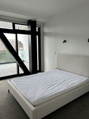 Stylish apartment with great outdoor space - Photo 3