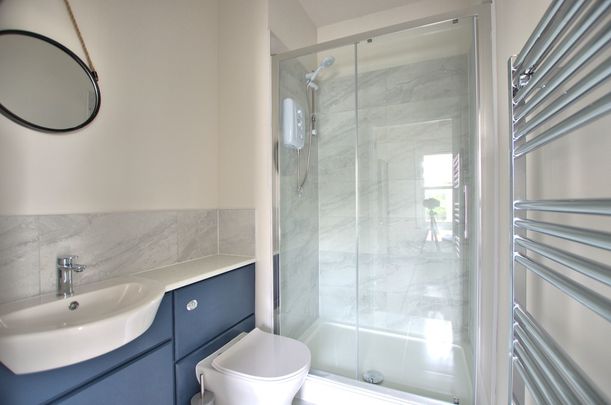 A double bedroom with private ensuite, in a five-bedroom shared house on Mill Road. Refurbished in recent years, to a high standard and excellently located for Cambridge city centre, Addenbrookes and the train station. - Photo 1