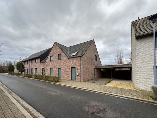 Halfopen woning met 3 slaapkamers, carport en tuin. - Photo 1