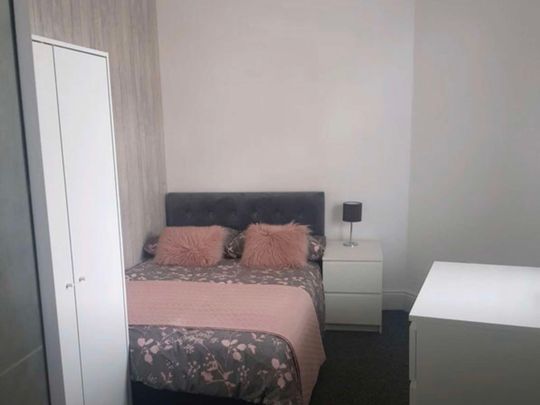 Modern 6 Bed House Share on the outskirts of the town centre Room 5 - Photo 1