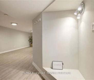 2093 Maplewood Drive #LOWER - Photo 6