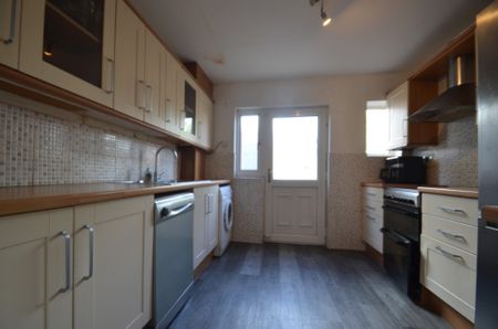 3 bedroom Semi-detached house to rent - Photo 5