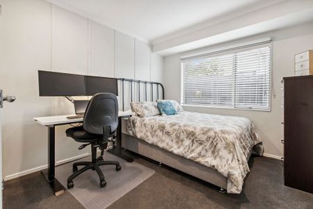 Stunning 4BR Family Home in Flat Bush - Photo 3