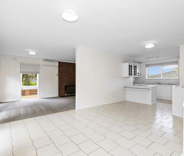 56 Whitehead Grove, Rosebud. - Photo 3